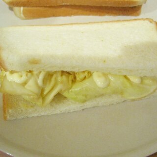 キャベツとスクランブルエッグのサンドイッチ